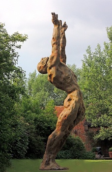 Sculpture in the Garden 2019 - Maurice Blik: 'Touching Victory' Monumental