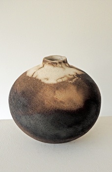 Gus Farnes & Moira Goodall: A Sense of Place - Textured Moon Jar - medium (434)